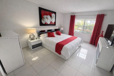 Condominio en venta en Hallandale Beach, Florida, 2 dormitorios, 105.44 m2 № 2003947 - foto 18