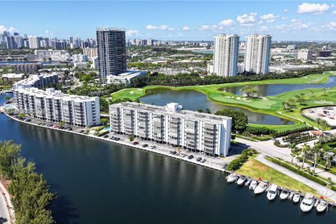 Condominio en venta en Hallandale Beach, Florida, 2 dormitorios, 105.44 m2 № 2003947 - foto 24