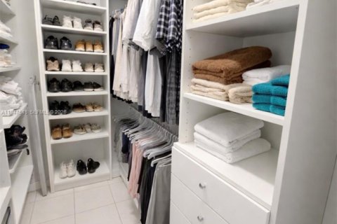 Condominio en venta en Hallandale Beach, Florida, 2 dormitorios, 105.44 m2 № 2003947 - foto 17