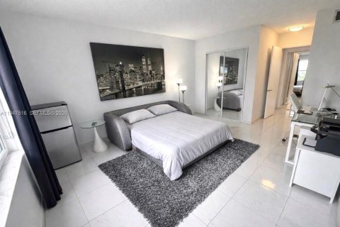 Condominio en venta en Hallandale Beach, Florida, 2 dormitorios, 105.44 m2 № 2003947 - foto 13