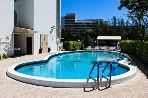 Condominio en venta en Hallandale Beach, Florida, 2 dormitorios, 105.44 m2 № 2003947 - foto 28