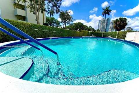 Condominio en venta en Hallandale Beach, Florida, 2 dormitorios, 105.44 m2 № 2003947 - foto 26