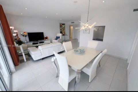 Condominio en venta en Hallandale Beach, Florida, 2 dormitorios, 105.44 m2 № 2003947 - foto 5
