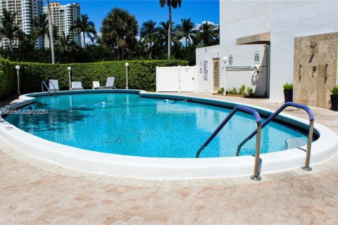 Condominio en venta en Hallandale Beach, Florida, 2 dormitorios, 105.44 m2 № 2003947 - foto 27