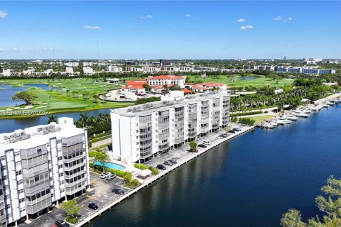 Condominio en venta en Hallandale Beach, Florida, 2 dormitorios, 105.44 m2 № 2003947 - foto 25