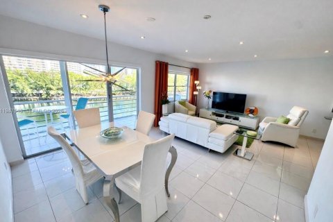 Condominio en venta en Hallandale Beach, Florida, 2 dormitorios, 105.44 m2 № 2003947 - foto 4