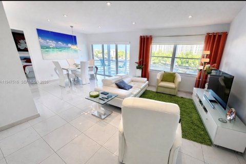Condominio en venta en Hallandale Beach, Florida, 2 dormitorios, 105.44 m2 № 2003947 - foto 10
