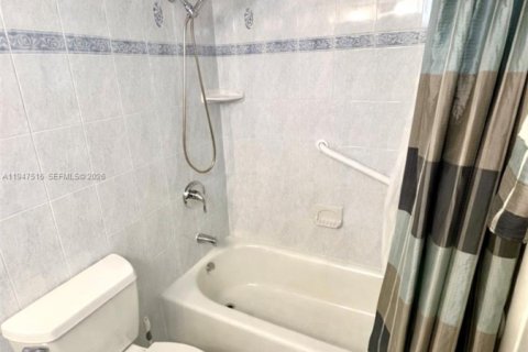 Condominio en venta en Hallandale Beach, Florida, 2 dormitorios, 105.44 m2 № 2003947 - foto 16