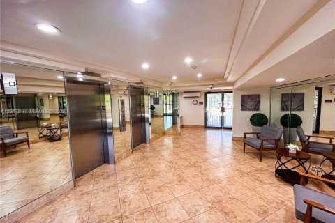 Condominio en venta en Hallandale Beach, Florida, 2 dormitorios, 105.44 m2 № 2003947 - foto 29