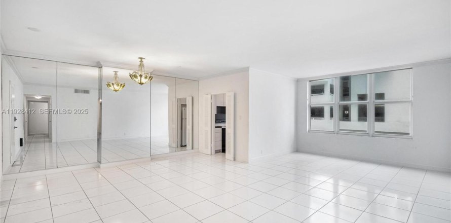 Кондоминиум с 2 спальнями в Майами-Бич, Флорида № 1986923