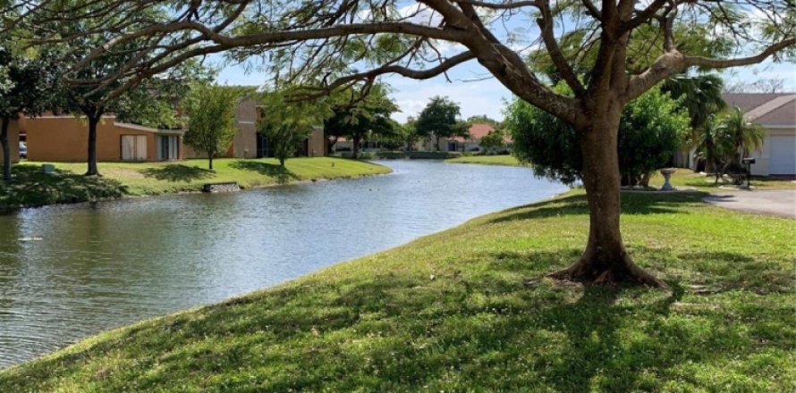 House in Tamarac, Florida 3 bedrooms, 202.43 sq.m. № 1151785