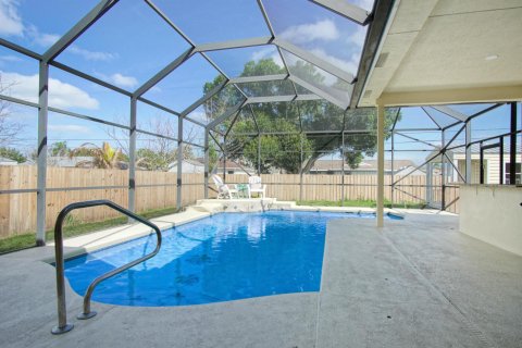House in Port St. Lucie, Florida 4 bedrooms, 191.84 sq.m. № 2190890 - photo 24