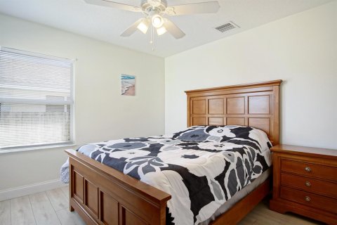 House in Port St. Lucie, Florida 4 bedrooms, 191.84 sq.m. № 2190890 - photo 19