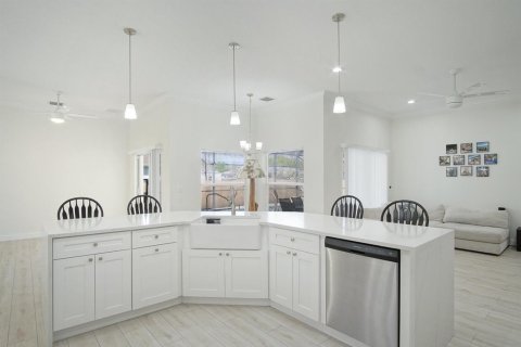 House in Port St. Lucie, Florida 4 bedrooms, 191.84 sq.m. № 2190890 - photo 5