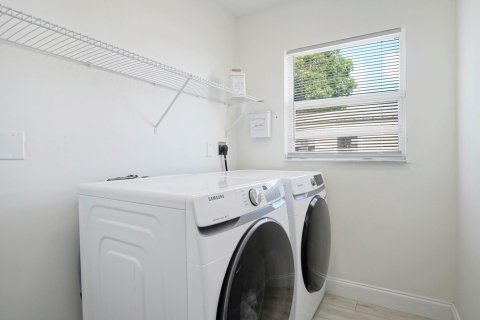 House in Port St. Lucie, Florida 4 bedrooms, 191.84 sq.m. № 2190890 - photo 22