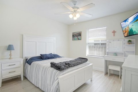 House in Port St. Lucie, Florida 4 bedrooms, 191.84 sq.m. № 2190890 - photo 17