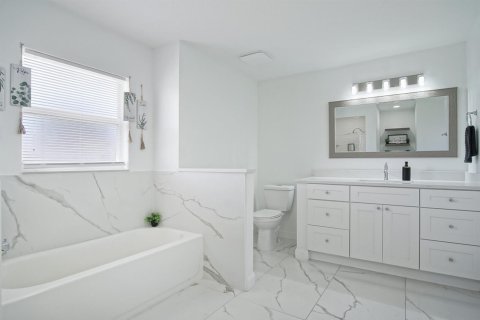 House in Port St. Lucie, Florida 4 bedrooms, 191.84 sq.m. № 2190890 - photo 14