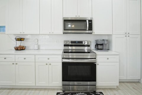 House in Port St. Lucie, Florida 4 bedrooms, 191.84 sq.m. № 2190890 - photo 6