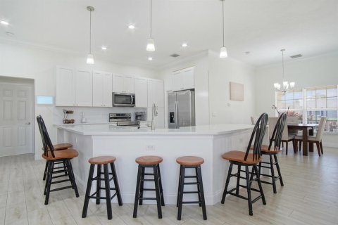 House in Port St. Lucie, Florida 4 bedrooms, 191.84 sq.m. № 2190890 - photo 4