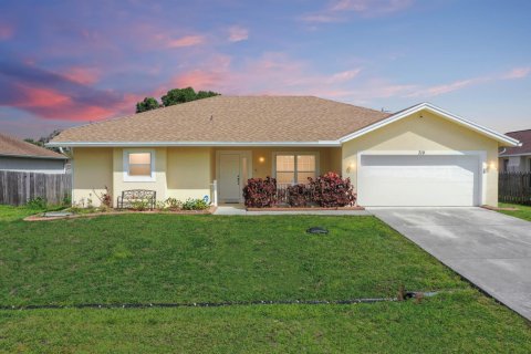 House in Port St. Lucie, Florida 4 bedrooms, 191.84 sq.m. № 2190890 - photo 2