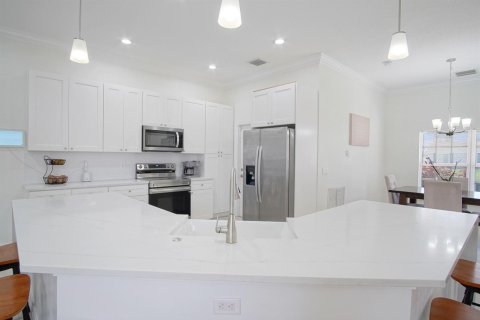 House in Port St. Lucie, Florida 4 bedrooms, 191.84 sq.m. № 2190890 - photo 3