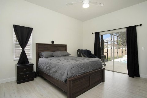 House in Port St. Lucie, Florida 4 bedrooms, 191.84 sq.m. № 2190890 - photo 13