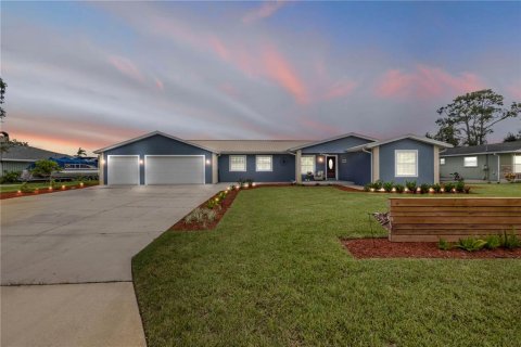 House in Edgewater, Florida 4 bedrooms, 280.01 sq.m. № 1910888 - photo 1