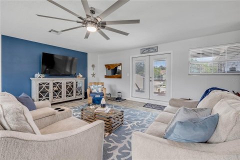 House in Edgewater, Florida 4 bedrooms, 280.01 sq.m. № 1910888 - photo 15