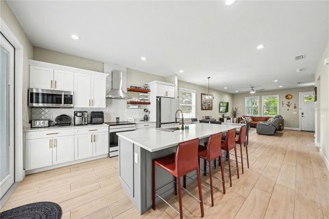 House in Tampa, Florida 3 bedrooms, 149.39 sq.m. № 2131311 - photo 11