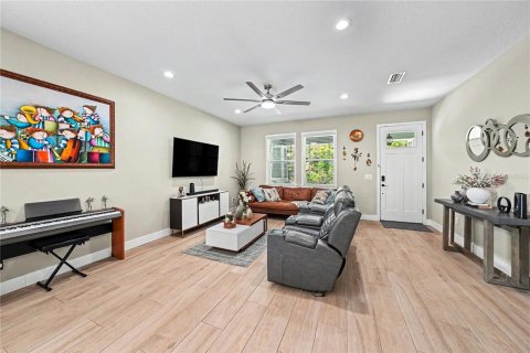 House in Tampa, Florida 3 bedrooms, 149.39 sq.m. № 2131311 - photo 8