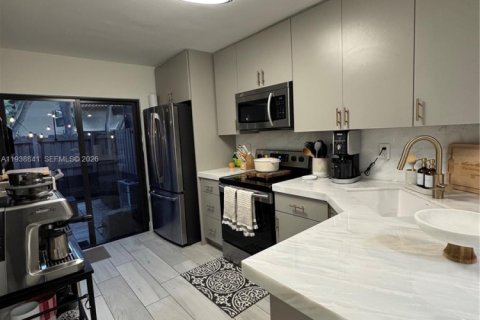 Touwnhouse à vendre à Miami, Floride: 2 chambres, 90.12 m2 № 1997247 - photo 7