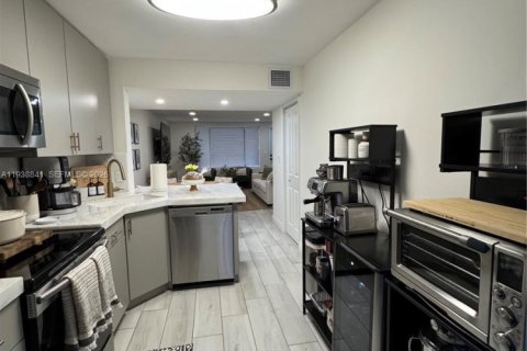 Touwnhouse à vendre à Miami, Floride: 2 chambres, 90.12 m2 № 1997247 - photo 8