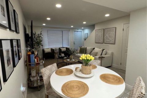Touwnhouse à vendre à Miami, Floride: 2 chambres, 90.12 m2 № 1997247 - photo 9