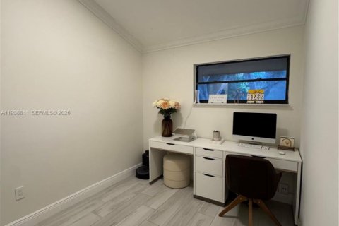 Touwnhouse à vendre à Miami, Floride: 2 chambres, 90.12 m2 № 1997247 - photo 12