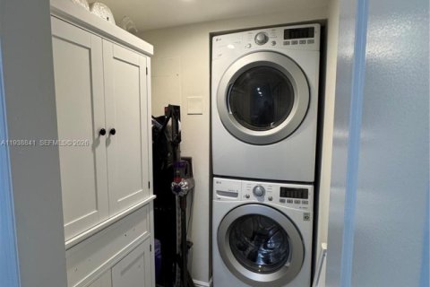 Touwnhouse à vendre à Miami, Floride: 2 chambres, 90.12 m2 № 1997247 - photo 10