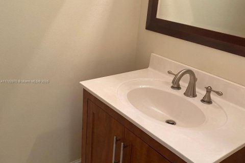 Condo in Hallandale Beach, Florida, 1 bedroom  № 1699198 - photo 11