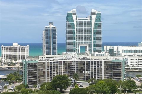 Condo in Hallandale Beach, Florida, 1 bedroom  № 1699198 - photo 2