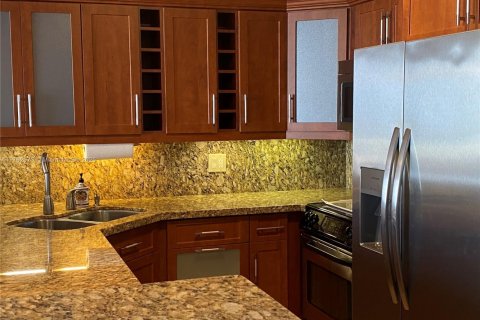 Condo in Hallandale Beach, Florida, 1 bedroom  № 1699198 - photo 10