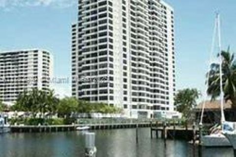 Condo in Hallandale Beach, Florida, 1 bedroom  № 1699198 - photo 1