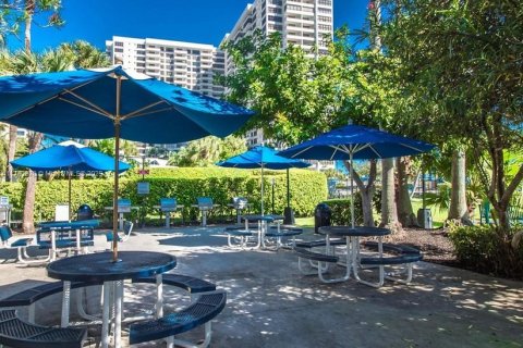 Condo in Hallandale Beach, Florida, 1 bedroom  № 1699198 - photo 5