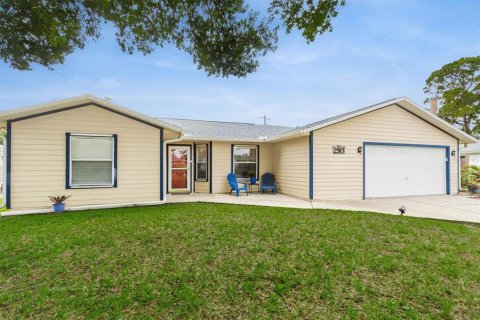 House in Edgewater, Florida 3 bedrooms, 177.44 sq.m. № 1777150 - photo 1