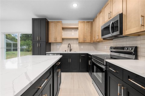 House in Palm Bay, Florida 3 bedrooms, 116.13 sq.m. № 1988764 - photo 12