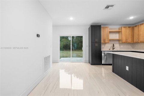 House in Palm Bay, Florida 3 bedrooms, 116.13 sq.m. № 1988764 - photo 16