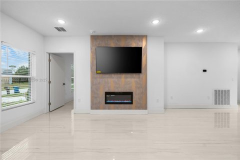 House in Palm Bay, Florida 3 bedrooms, 116.13 sq.m. № 1988764 - photo 7