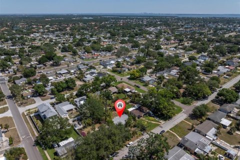 House in Saint Petersburg, Florida 3 bedrooms, 117.61 sq.m. № 1642154 - photo 2