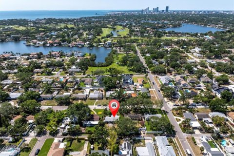 House in Saint Petersburg, Florida 3 bedrooms, 117.61 sq.m. № 1642154 - photo 4