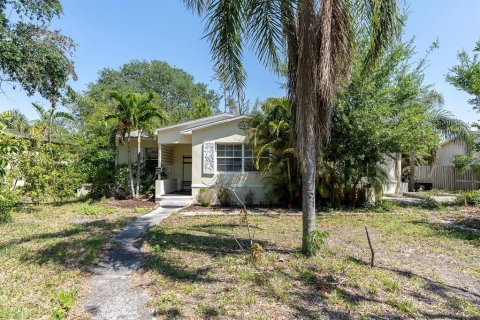House in Saint Petersburg, Florida 3 bedrooms, 117.61 sq.m. № 1642154 - photo 1