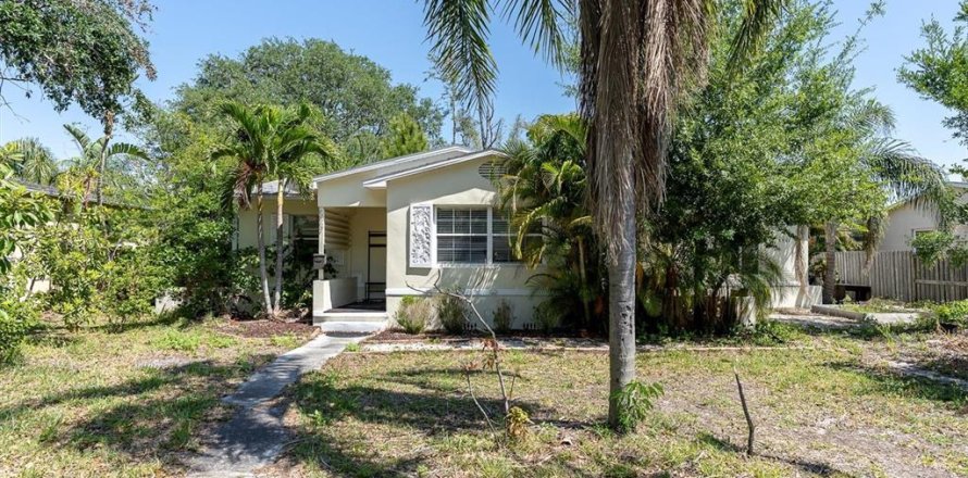 House in Saint Petersburg, Florida 3 bedrooms, 117.61 sq.m. № 1642154