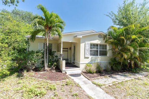 House in Saint Petersburg, Florida 3 bedrooms, 117.61 sq.m. № 1642154 - photo 8