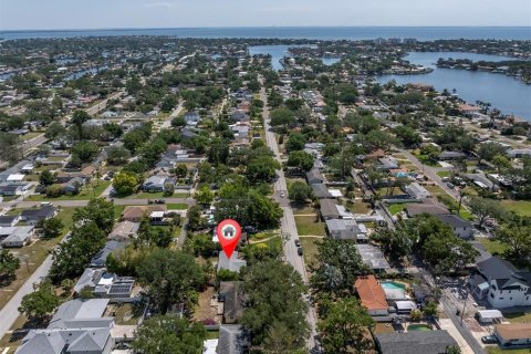 House in Saint Petersburg, Florida 3 bedrooms, 117.61 sq.m. № 1642154 - photo 13